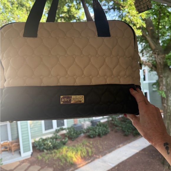 Betsy Johnson Beige and Black Heart Quilted Women's Travel Bag - Picture 10 of 14